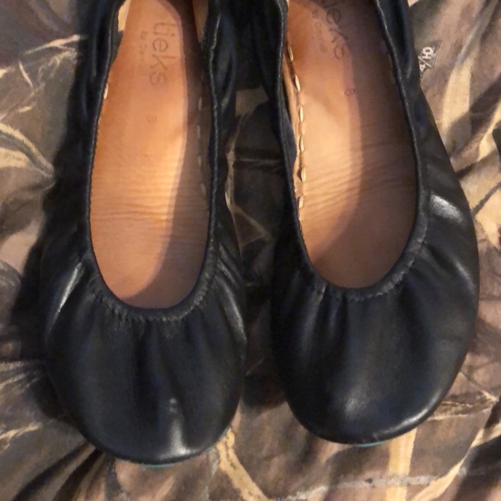 Women’s size 8 tieks